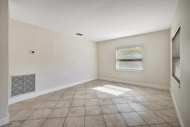 Building Photo - 933 SW 19th St