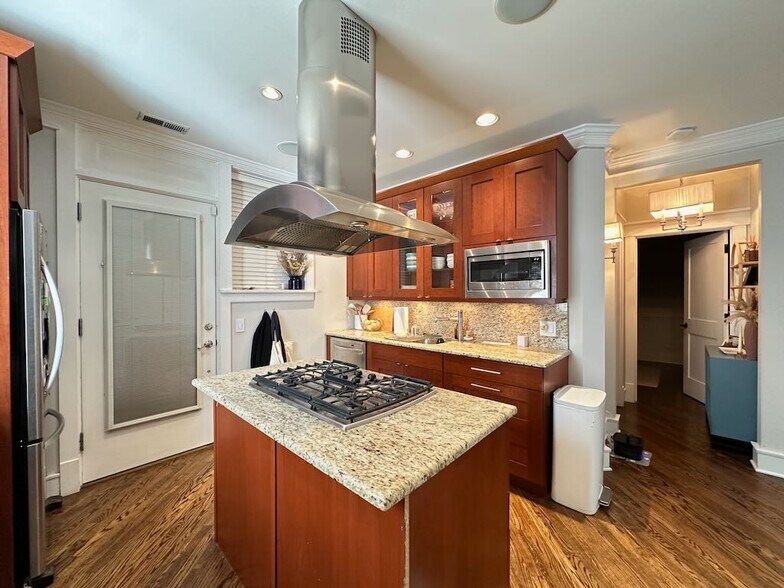 Building Photo - 1410 W Cornelia Ave