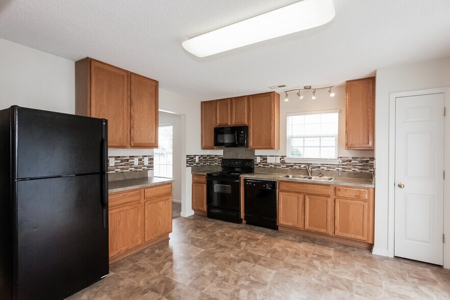 Building Photo - 7945 Bristle Ln
