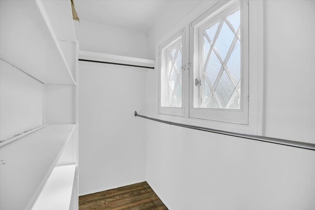 Building Photo - 1212 W Healey St