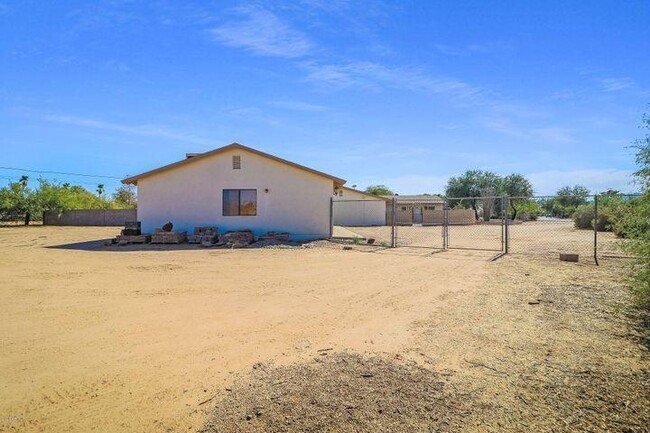 Building Photo - 6518 E Sunnyside Dr