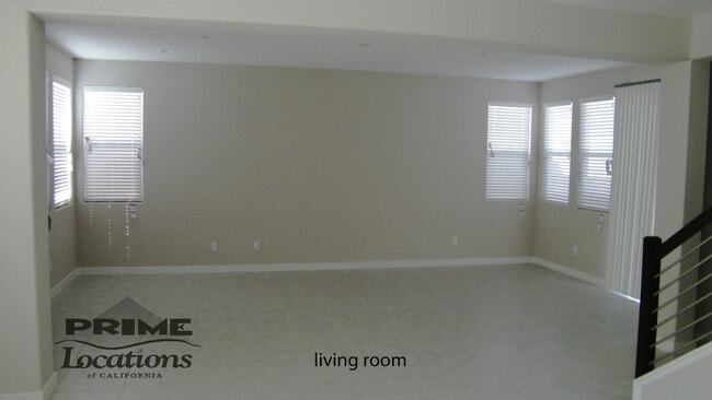 Building Photo - Spacious modern living