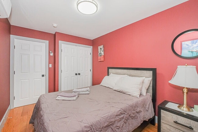 Building Photo - 479 Putnam Ave