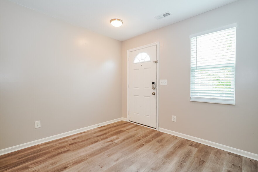 Building Photo - 7500 Willow Leaf Dr