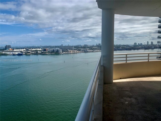 Building Photo - 888 Brickell Key Dr