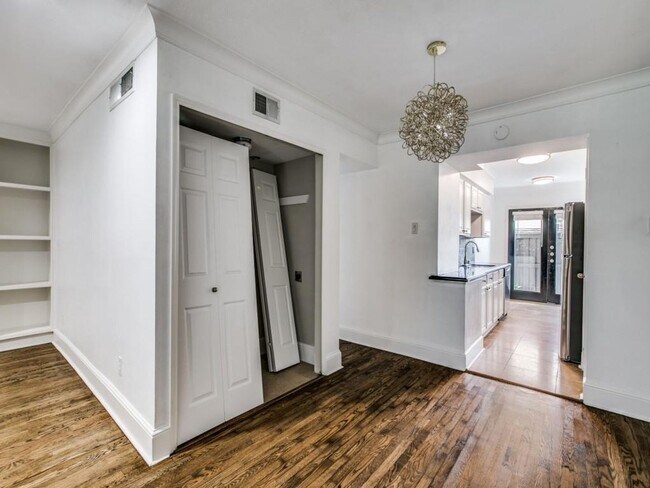 Building Photo - Remodeled Central Dallas Condo