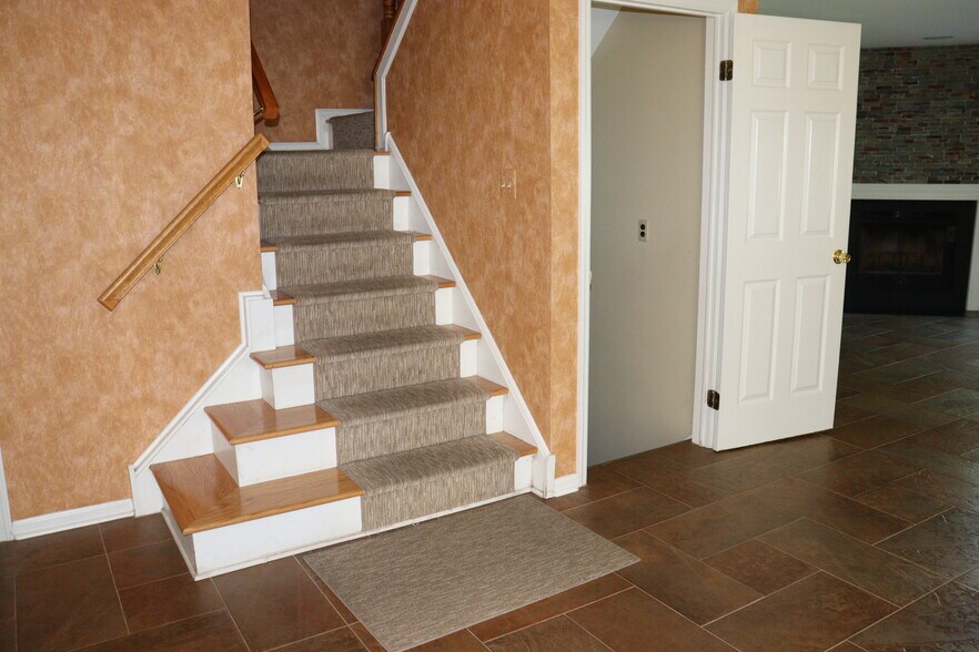 Building Photo - 323 Country Club Dr