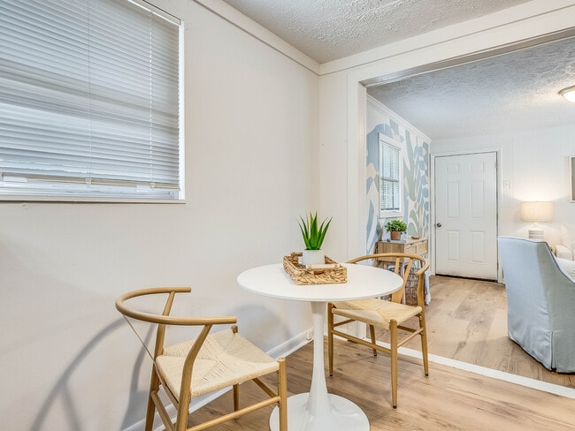 Building Photo - DeLesseps Furnished Apartment