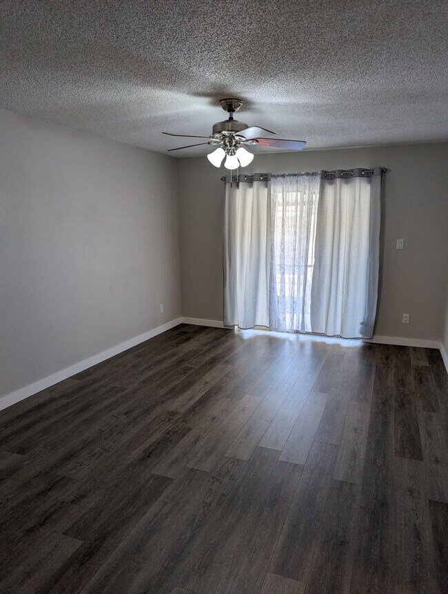 Building Photo - Nicely updated large condo