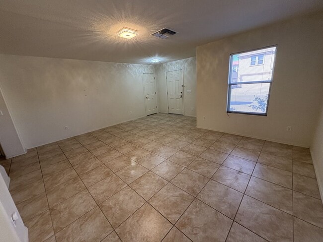 Building Photo - Riverhaven Great Central Location