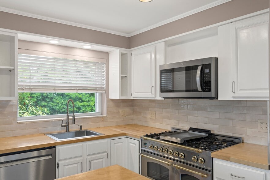 Building Photo - 22777 Jolly Roger Dr