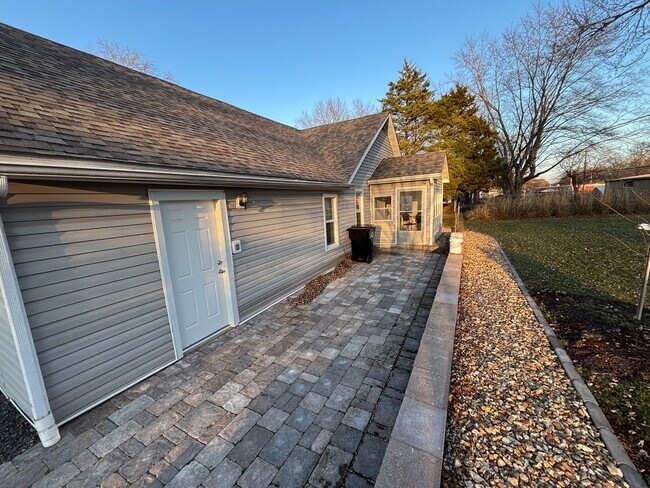 Building Photo - Beautiful Move in ready House!