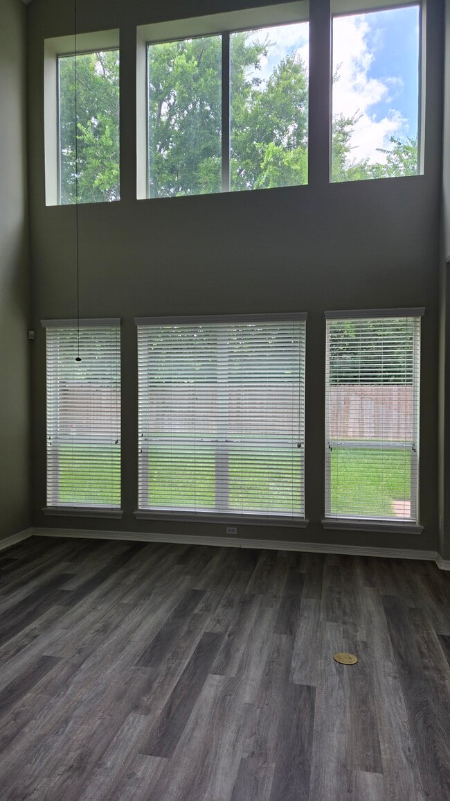 Building Photo - 2126 Blue Water Bay Dr