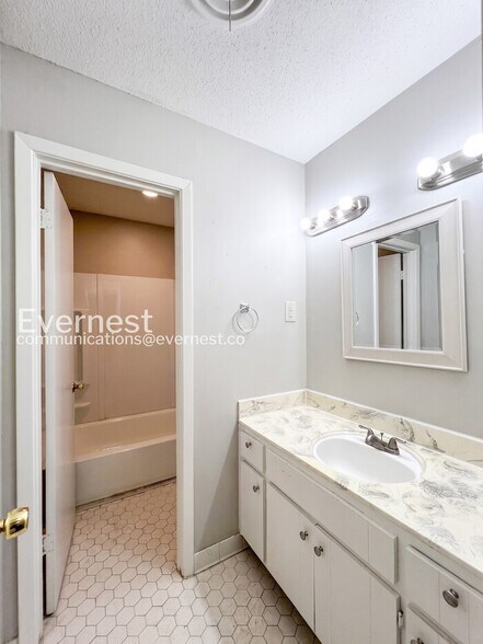 Building Photo - 6375 Greenbriar Dr
