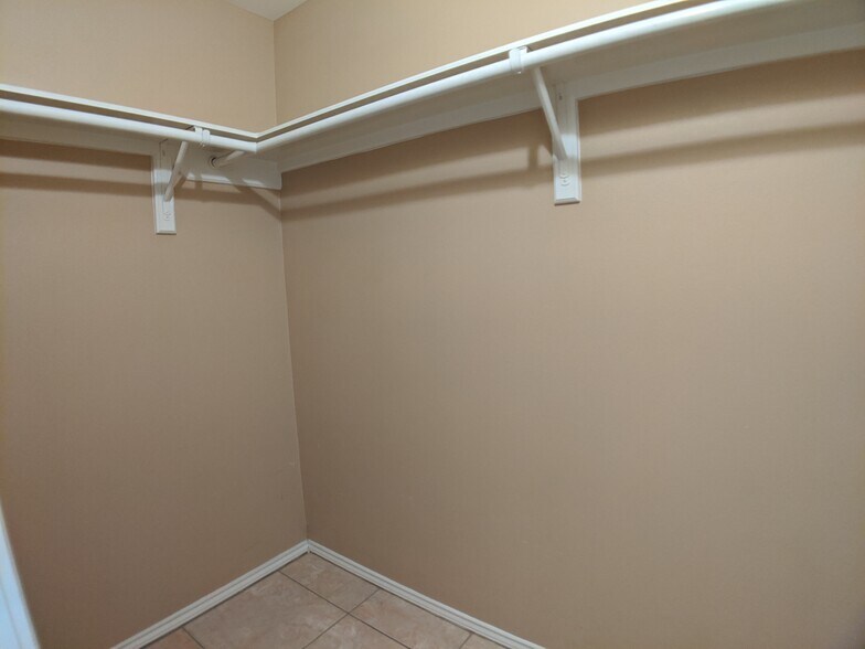 Building Photo - 808 W Arroyo Park Ln
