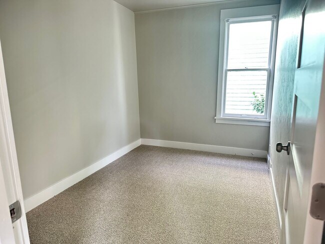 Building Photo - 3 Bedroom Near Elevator and Downtown Orego...