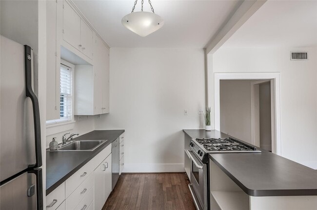 Building Photo - 1737 Albans Rd