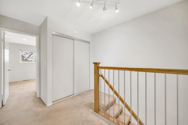 Building Photo - Spacious 4-Bedroom, 2.5-Bath Townhouse Clo...
