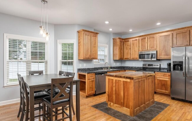 Building Photo - 4845 Waverly Ct