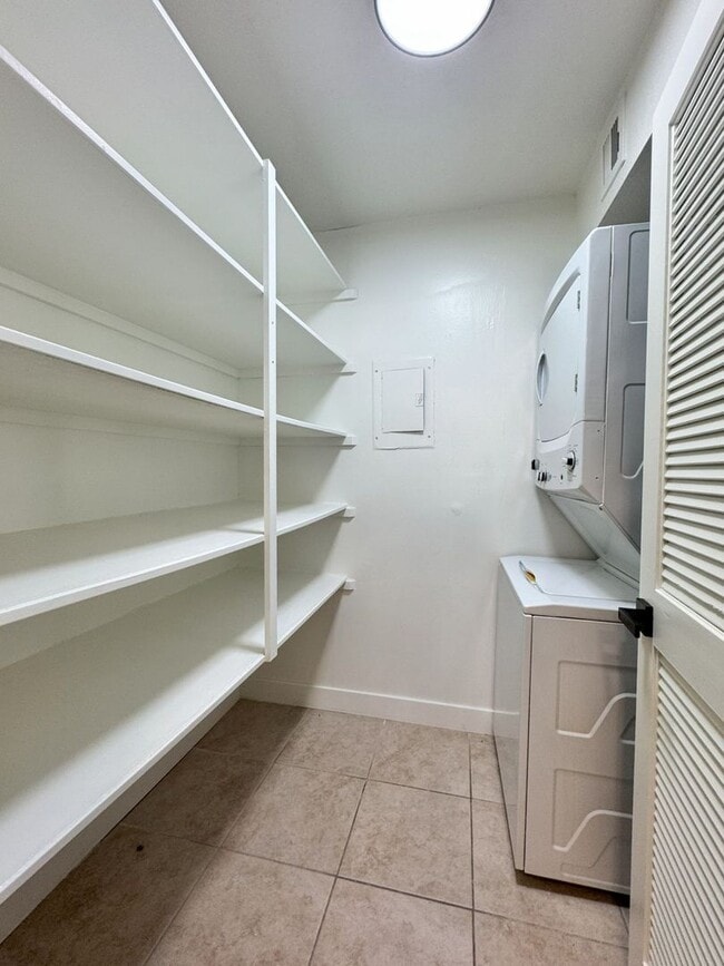 Building Photo - 520 N Stapley Dr