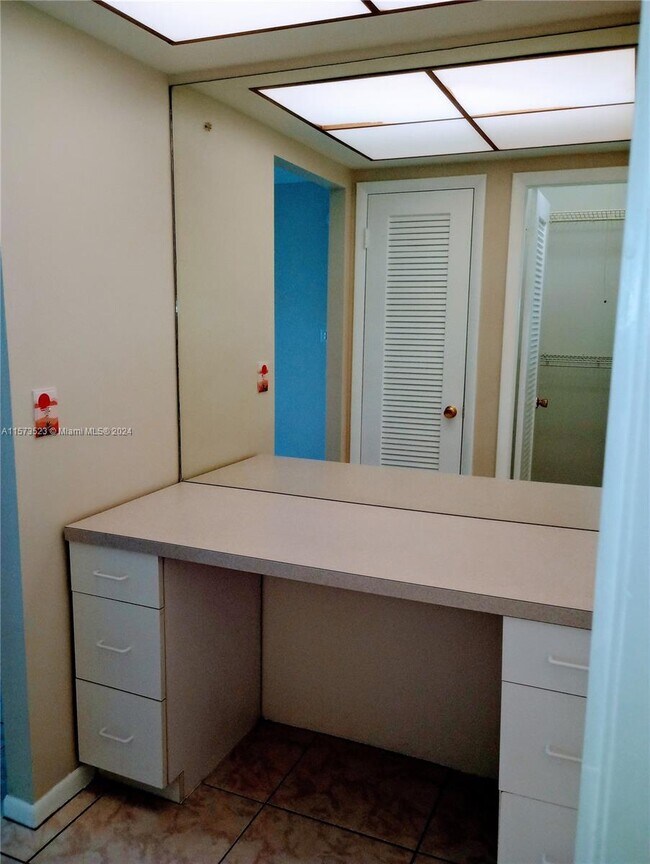 Building Photo - 2309 Park Ln