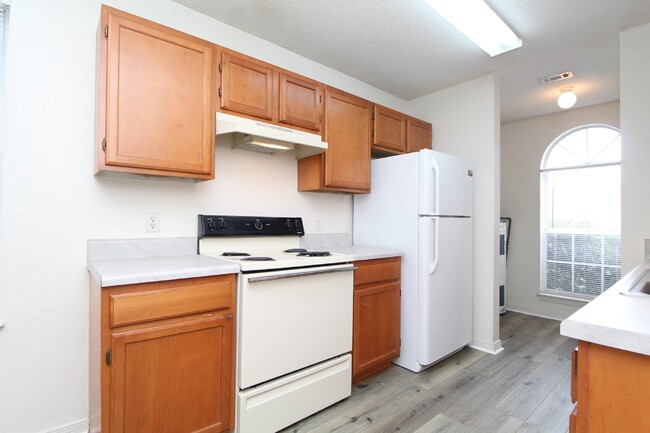 Building Photo - 2-Bedroom, 1-Bathroom Duplex with Garage i...