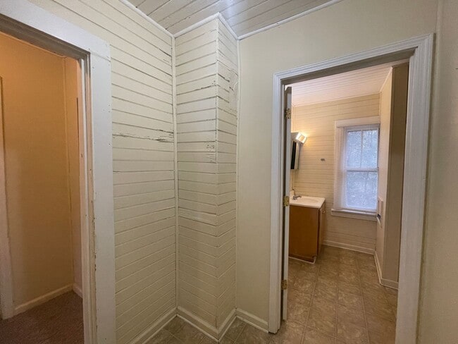 Building Photo - 2 Bed, 1 Bath House