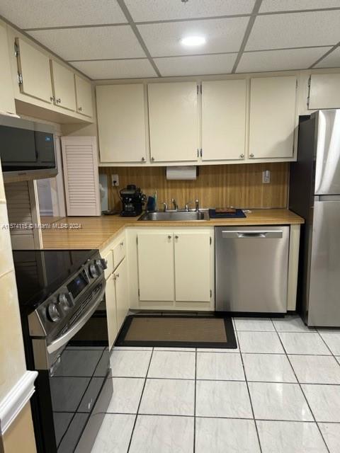 Building Photo - 2625 Collins Ave