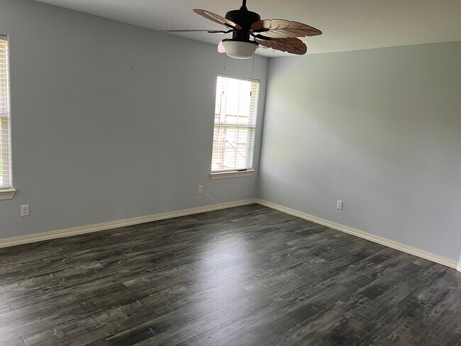Building Photo - 455 Holts Lake Dr