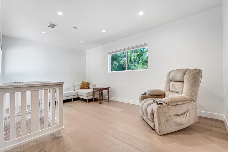 Sitting area off the Primary Bedroom - 4611 Louise Ave