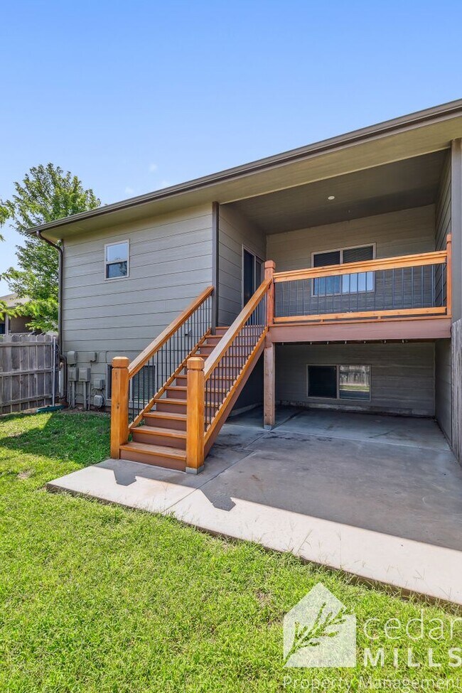 Building Photo - Stunning Townhome in East Wichita-This is a Must See!