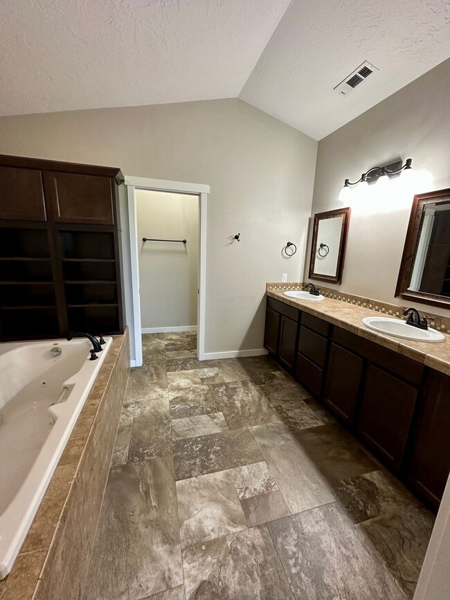 Building Photo - 3 Bedroom Townhome