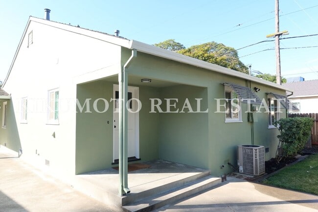 Building Photo - 2 bedrooms, 1 bath, Large 2 car garage & carport