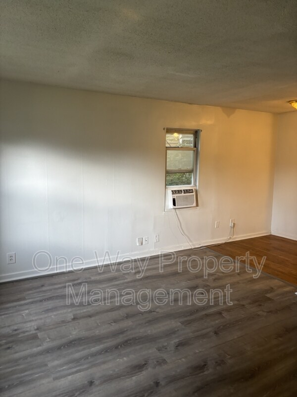 Building Photo - 1738 N Poplar Ave
