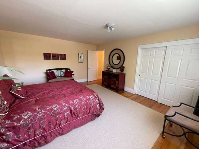 Building Photo - Gorgeous updated single level home in S.Wa...
