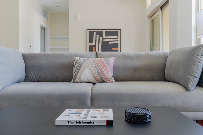 Building Photo - 1501 W Howard Ln