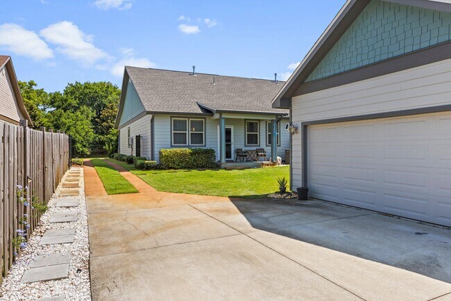 Building Photo - 828 Cannon Ln