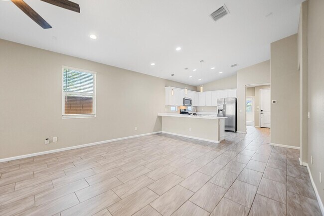 Building Photo - 12406 W Northview Ave