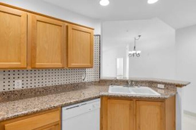 Building Photo - Two bedroom Park Avenue Condo/Freshly pain...