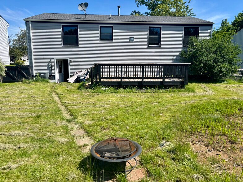 Building Photo - 6962 Northview Dr