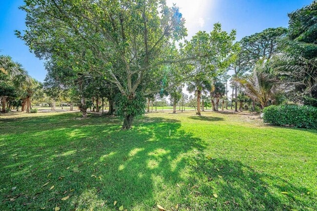 Building Photo - 417 N Country Club Dr