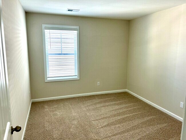 Building Photo - 704 Rill Dr