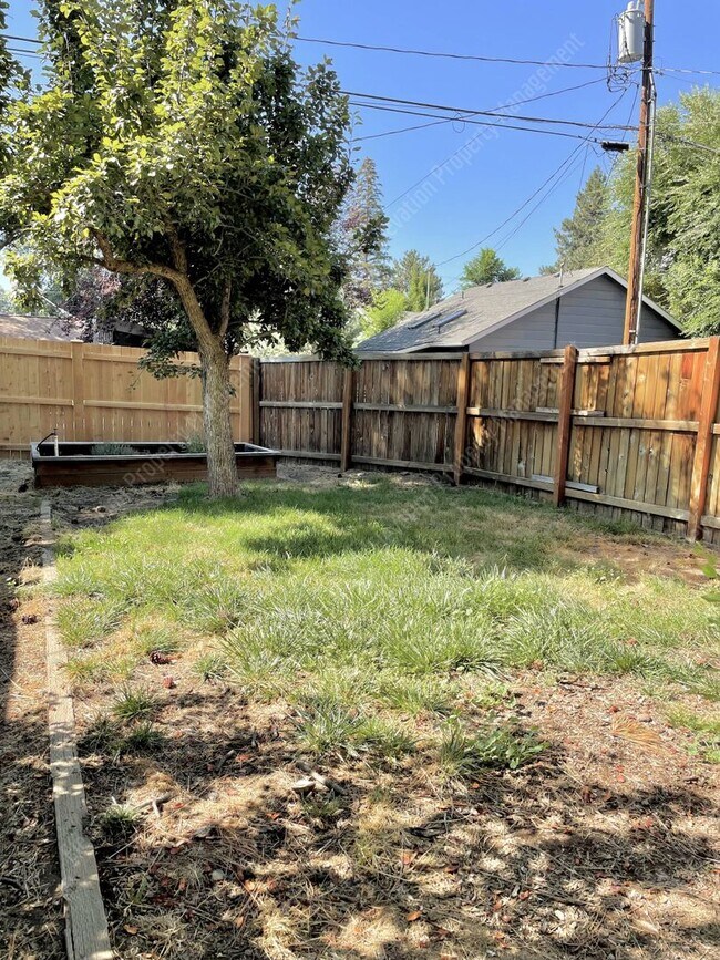 Building Photo - Super charming 2 BR cottage on the westside of Bend!