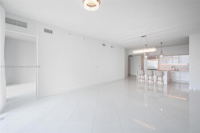 Building Photo - 2020 N Bayshore Dr