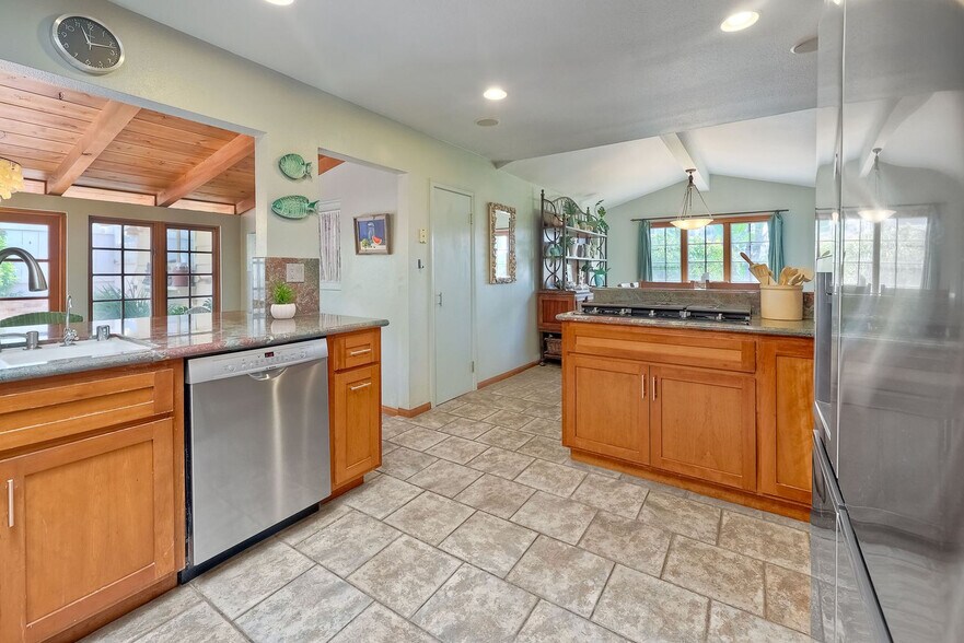 Building Photo - 5051 Shore Dr