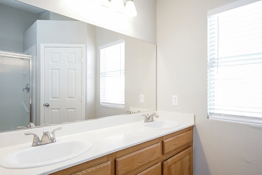 Building Photo - 7028 Village Shore Ct