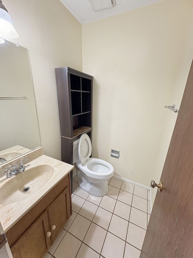 Building Photo - 413 W Kiowa Ave