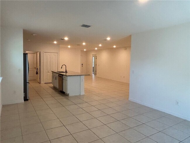 Building Photo - 742 Forster Ave
