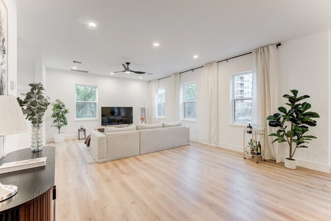 Building Photo - 1216 W 23rd St