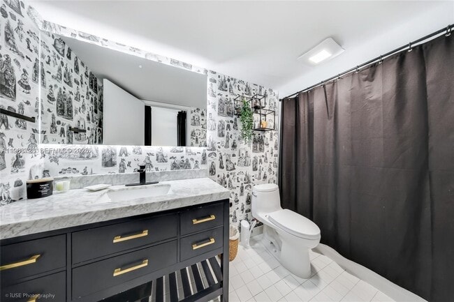 Building Photo - 2600 Collins Ave